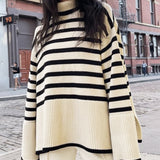 Kiara – Sweter w paski z wysokim dekoltem