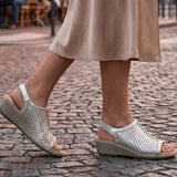 Hazel – Lśniąca elegancja w metalicznym platynie