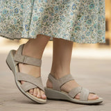 Holly – Ciepła elegancja w delikatnym taupe